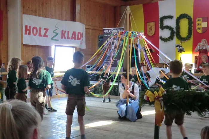 Begonnen hat das Fest mit einer heiligen Messe in der Wabelsdorfer Kirche und wurde anschließend in der Kulturhalle, die von der Familie Kulterer zur Verfügung gestellt wurde, mit musikalischer Untermalung von der Gruppe VolxKrocha fortgesetzt.