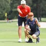 Eric Frenzel (kniend) holte sich Tipps beim steirischen Golf-Amateur Niklas Regner