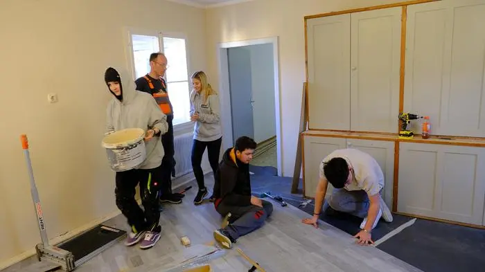 Voller Einsatz: Der neue Boden wird verlegt, die Wände und Leisten erhalten einen frischen Anstrich