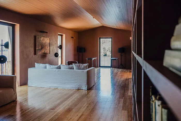 Die Gebäude und die Einrichtung in geradliniger Architektur sind aus Materialien wie Schieferstein, Holz und Stahl. Eine tolle Aussicht haben Gäste des nicht nur durch die großzügige Glasfront des Hotels, sondern auch vom Infinity-Pool aus.