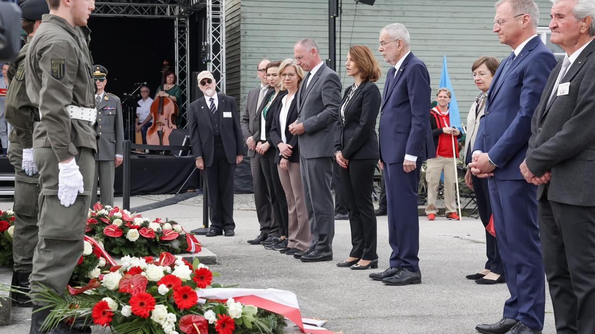 Sozialminister Johannes Rauch, Justizministerin Alma Zadic, Umweltministerin Leonore Gewessler (Grüne), Innenminister Gerhard Karner (ÖVP), Verfassungsministerin Karoline Edtstadler (ÖVP), Bundespräsident Alexander Van der Bellen, dessen Frau Doris Schmidauer und der Oberösterreichische Landeshauptmann Thomas Stelzer (ÖVP) bei der Gedenkfeier. 