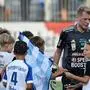 HARTBERG,AUSTRIA,31.JUL.21 - SOCCER - ADMIRAL Bundesliga, TSV Hartberg vs SCR Altach. Image shows Rene Swete (Hartberg) and kids.
Photo: GEPA pictures/ Hans Oberlaender