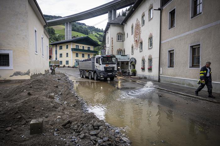 Lkw transportieren die Schlammmassen ab