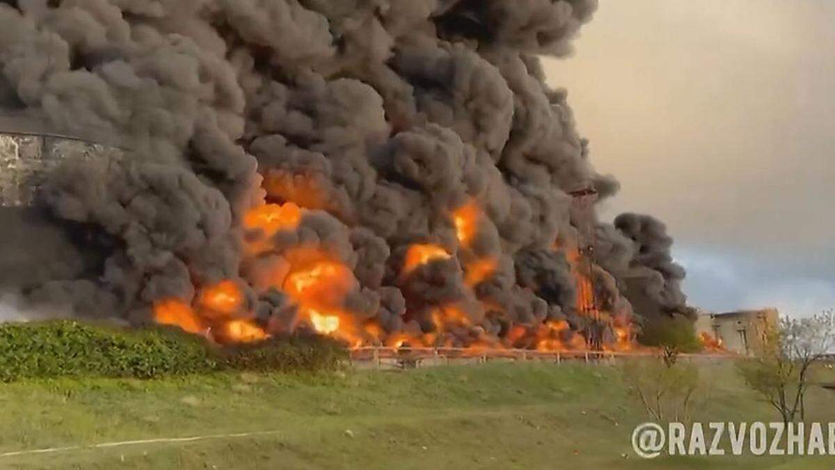 Auf der von Russland annektierten Schwarzmeer-Halbinsel Krim ist in der Hafenstadt Sewastopol ein Treibstofftank in Brand geraten – vermutlich durch einen Drohnenangriff.