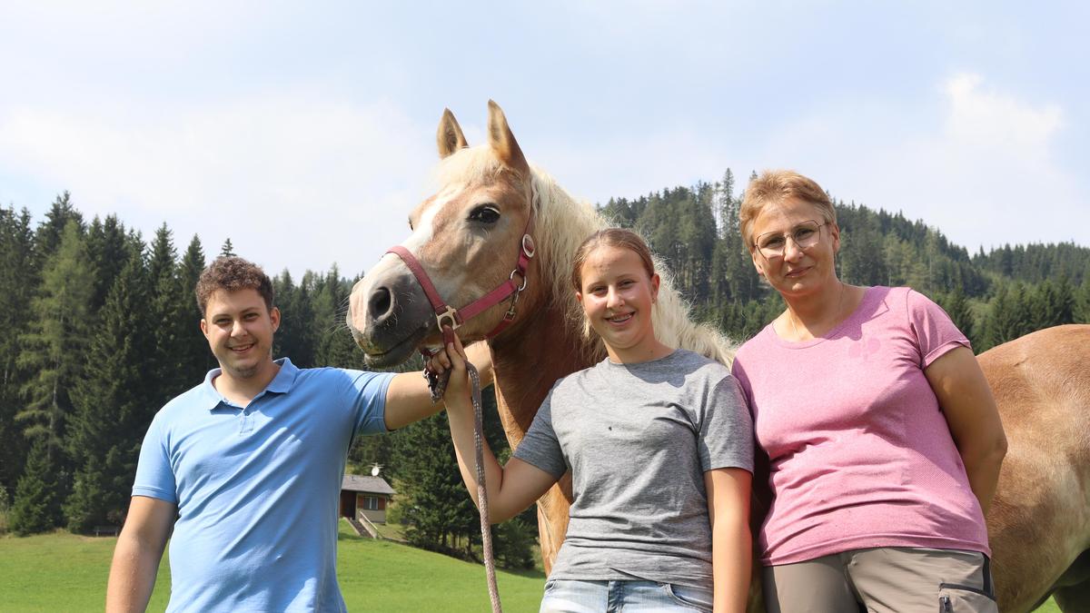 Max, Leonie und Monika Hrovat betreiben die Pferdewiese auf der Teichalm