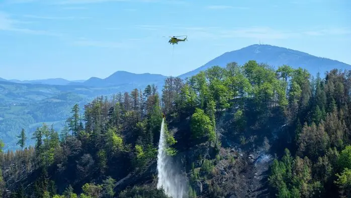 Hubschrauber im Löscheinsatz