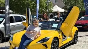 Der Fürstenfelder Hauptplatz als Bühne für automobile Innovation und Vielfalt.