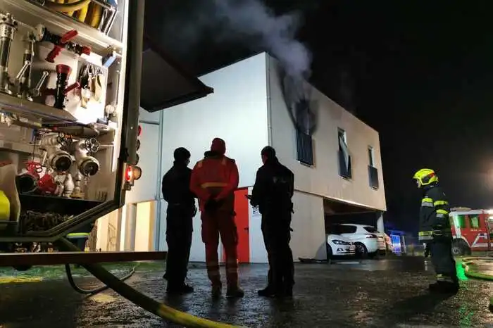 Zur Sicherheit wurden alle Bewohner des Hauses evakuiert und eine Brandwache seitens der Feuerwehr Kaindorf gestellt. Die evakuierten Bewohner wurden in der Zwischenzeit von den Kameradinnen und Kameraden im Rüsthaus Kaindorf versorgt.