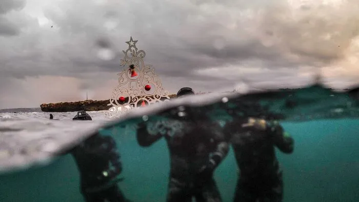Nur noch ein paar Tage bis Weihnachten: Taucher im Libanon haben einen Christbaum am Meeresgrund befestigt.