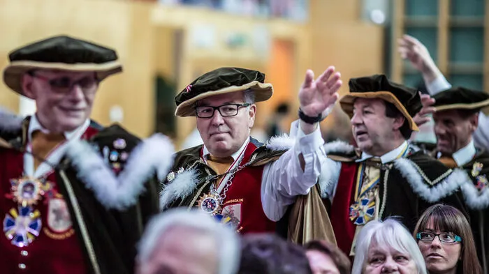 Mit viel Trara marschierte die Gilde ein . . .