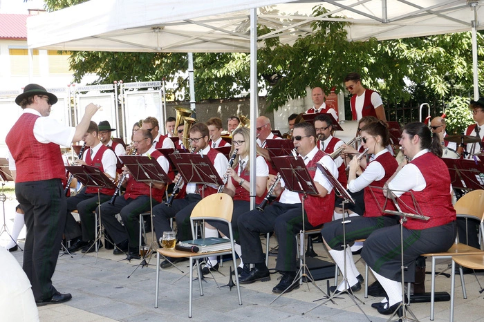 Für den kräftigen musikalischen Tusch beim anschließenden Frühschoppen...