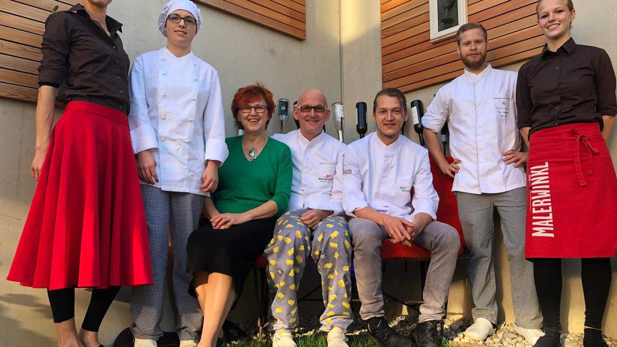 Zwei Hauben für Malerwinkl: Peter Troißinger (Mitte) mit Sohn Peter, Gattin Gabi und seinem Team 