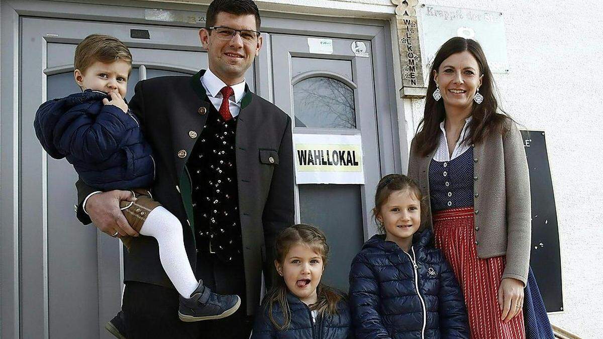 Martin Gruber und seine Familie bei der Stimmabgabe