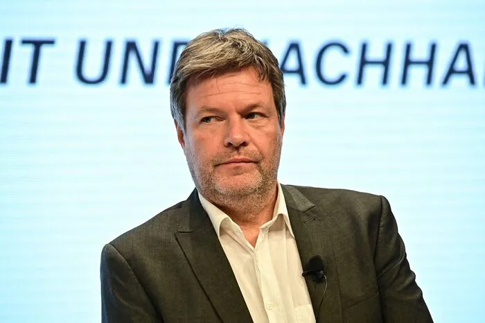 Das neue Klima-Superministerium fällt wie erwartet an die Grünen. Grünen-Chef Robert Habeck übernimmt das Ressort. Habeck wird auch der neue Vizekanzler.