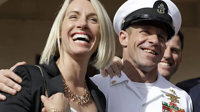 Erleichter: Navy Seal Edward Gallagher und seine Frau nach dem Urteil