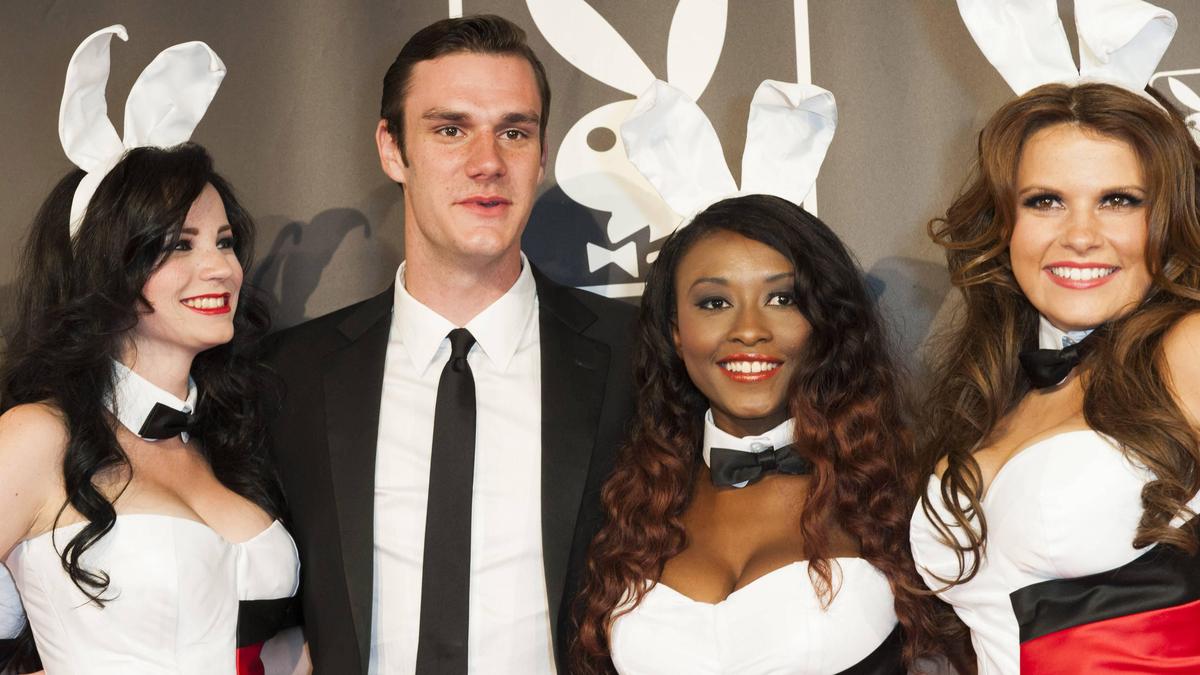 Hugh Hefner zwischen drei Playboy-Bunnys