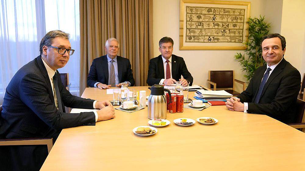 Einigung in Brüssel: Vučić, Borrell, Kurti (rechts)