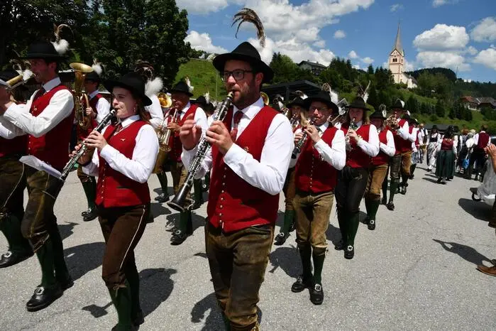 Mit Gastkonzerten, einem Festzug durch den Ort und der Beteiligung zahlreicher Vereine sowie der Schützengarde wurde das Bezirksmusikfest am Nachmittag fortgesetzt.