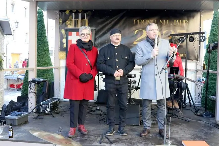 Auch Rauchfangkehrer Christian Jerney war mit Glücksbringern am Hauptplatz unterwegs. 