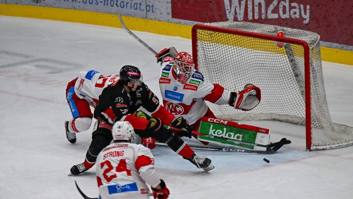 FELDKIRCH,AUSTRIA,05.MAR.24 - ICE HOCKEY - ICE Hockey League, play off quarterfinal, Pioneers Vorarlberg vs Klagenfurter AC. Image shows Steven Strong, Marcel Witting (KAC), Luca Maver (Pioneers) and Sebastian Dahm (KAC).
Photo: GEPA pictures/ Oliver Lerch