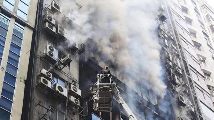 Mehrere Menschen sind bei einem Brand in einem 19-stöckigen Hochhaus in Dhaka aus den Fenstern gesprungen.