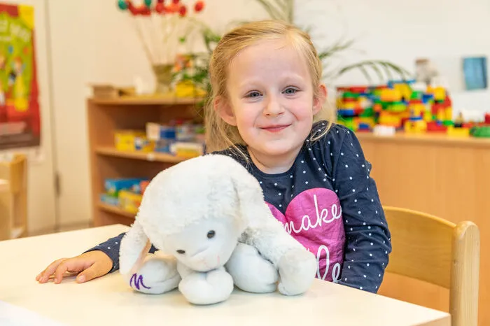 Mia (4) denkt sich, ...