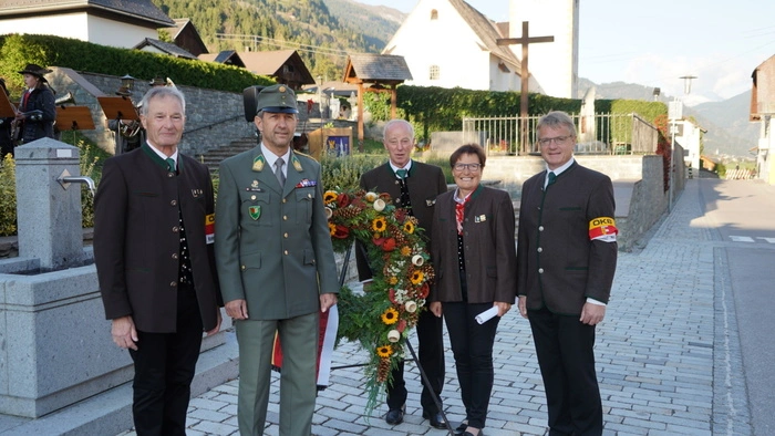 Vor der Kranzniederlegung in Rangersdorf: Josef Kaufmann, Oberstleutnant Daniel Wilfing (JgBaon 26) Obmann Roland Zlöbl mit Gattin Christl, Richard Dabernig