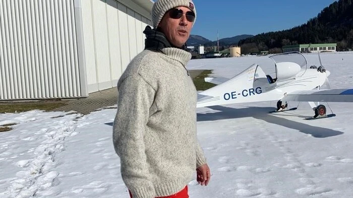 Pilot Rainer Gaggl vor dem Start am Montag am Flugplatz Feldkirchen.