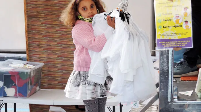 Sophie Haslinger (6 Jahre) aus Klagenfurt half fleißig beim Aufbauen am Krämermarkt mit.