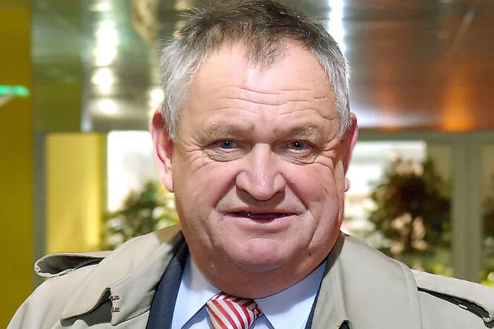 Herbert Haupt (FPÖ) - Gesundheitsminister von 2000-2003 Haupt schloss als Magister der Veterinärmedizin an der Veterinärmedizinischen Universität Wien ab. Er war dann als Tierarzt mit Privatpraxis tätig. Offiziell war er Minister für "soziale Sicherheit und Generationen".
