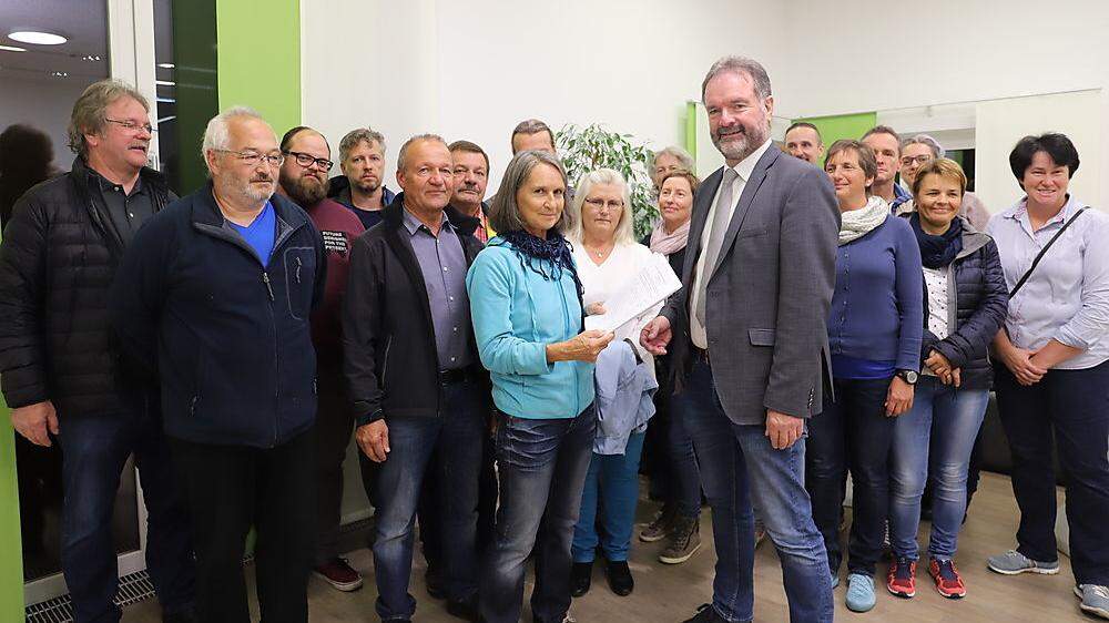 Mitglieder der Bürgerinitiative gegen das Deponieprojekt in Weißkirchen mit Bürgermeister Ewald Peer (ÖVP)