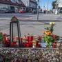 Blumen und Kerzen am Ort der Bluttat in Graz