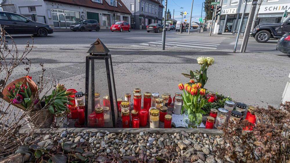 Blumen und Kerzen am Ort der Bluttat in Graz