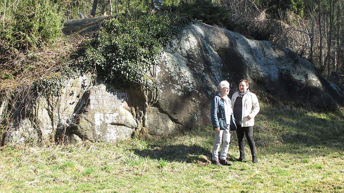 An einem Stein der Abrutschung erinnert eine Inschrift an das Unglück