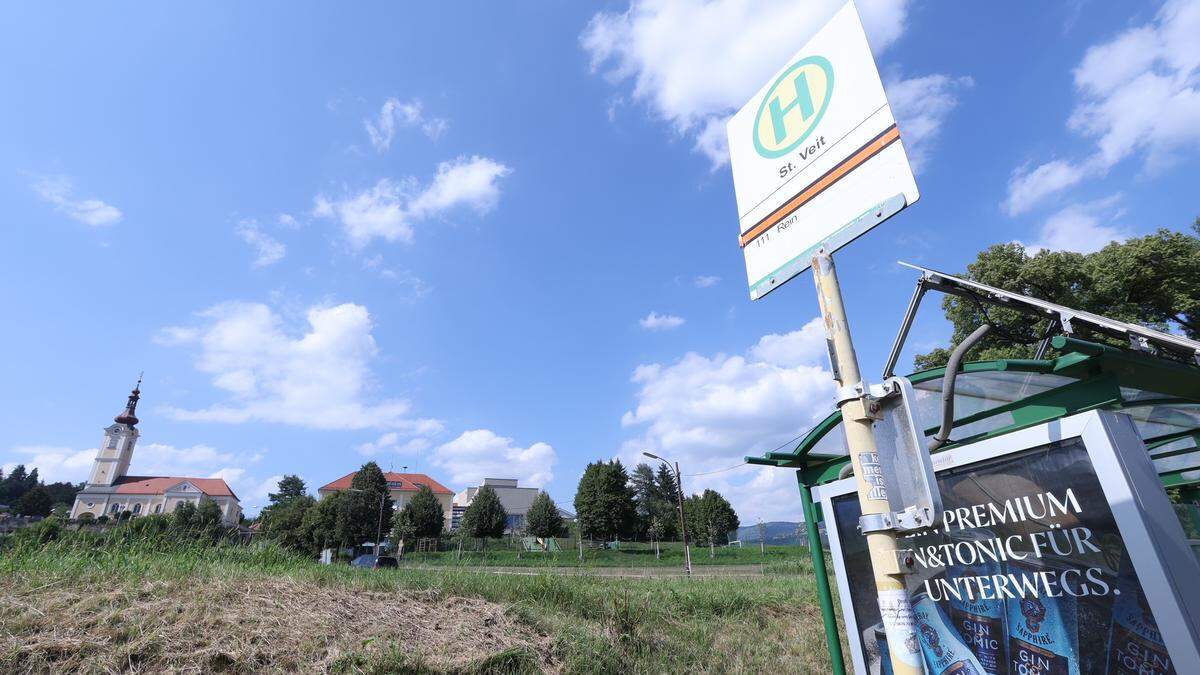 Die Haltestelle St. Veit ist eine von fünf, die der 53er derzeit nicht anfährt - nun ist das GUSTmobil unterwegs