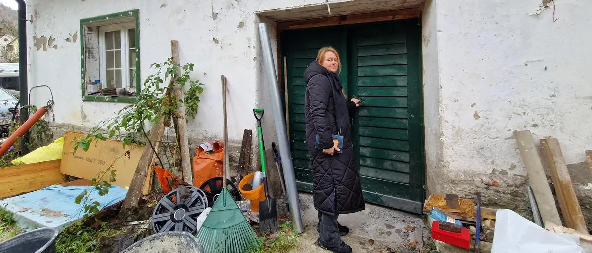 Julia Schreiter vor ihrem Cottage-Haus in Köflach