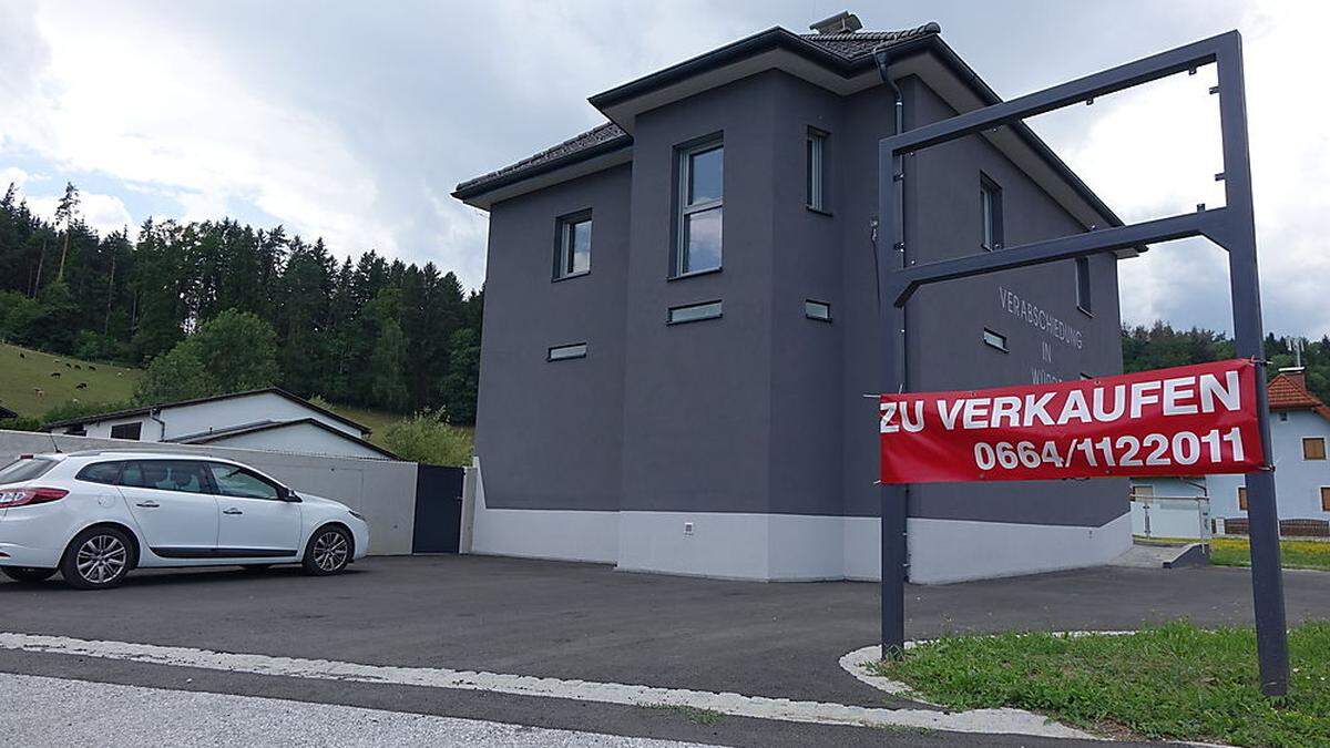 Mittlerweile wurde das Urnenhaus geschlossen und ein Verkaufsbanner davor angebracht