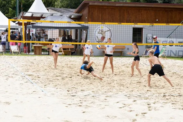 Viele Mannschaften waren dabei und zeigten vollen Einsatz im Sand.