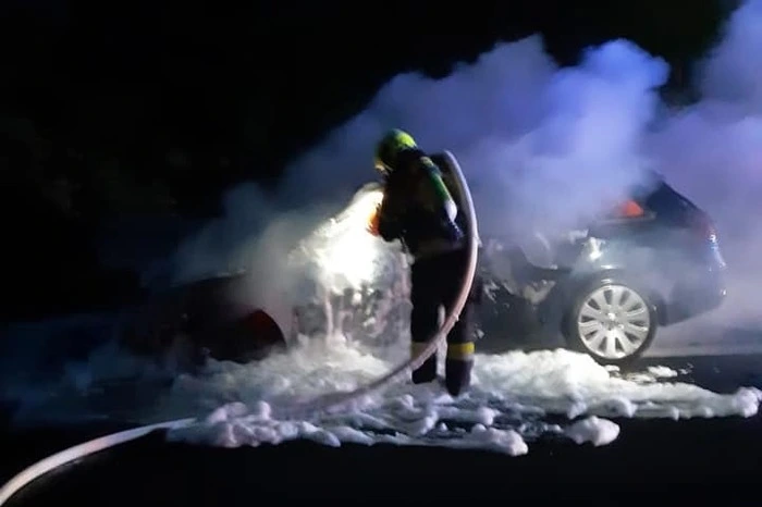 Beim Eintreffen des ersten Löschfahrzeuges stand der PKW in Vollbrand. Sofort wurde die S36 in Fahrtrichtung Wien gesperrt und unter schwerem Atemschutz der Löschangriff vorgenommen.