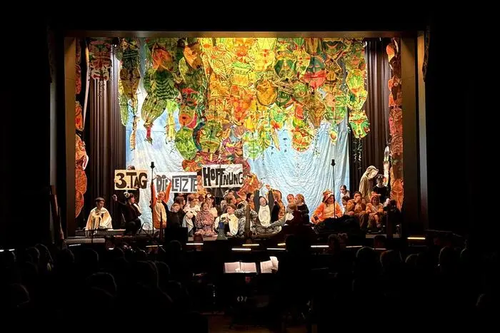 In insgesamt fünf Aufführungen brachten 47 SchülerInnen der Musicalklassen (1a und 2ab) das Stück in der Stadthalle Fürstenfeld zur Aufführung und begeisterten damit ein großes Publikum.