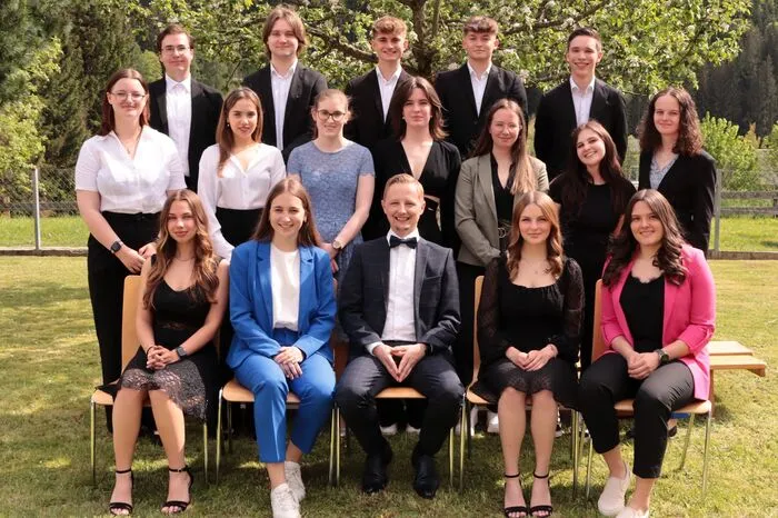 8 c-Klasse: Laura Hobelleitner, Christoph Neumann, Lukas Schmid, Andreas Knapp, Helena Knapp, Hannah Kralik, Jitte Teugels, Lieselotte Zirngast, Noah Köck, Sandra Köckinger, Carmen Pistrich, Roland Reif, Lisa Rissner und Jennifer Steiner mit Klassenvorstand Josef Schuster.