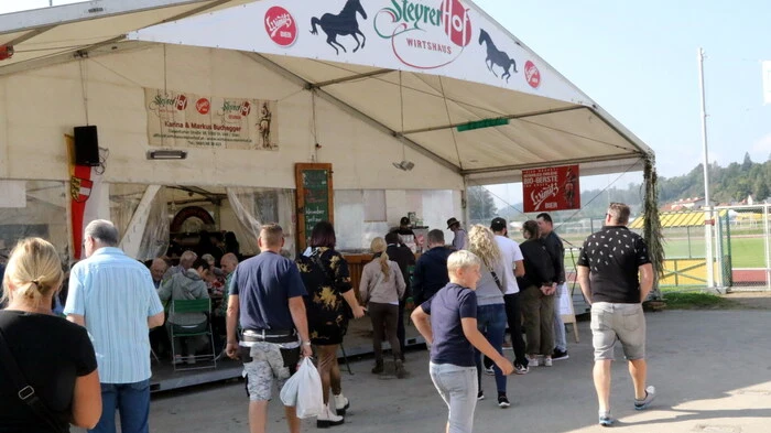 Schräg gegenüber dem Haupteingang befindet sich der „Steirerhof“. 