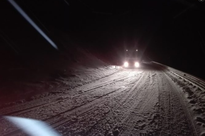 Die Fahrbahn war mit Schnee bedeckt.