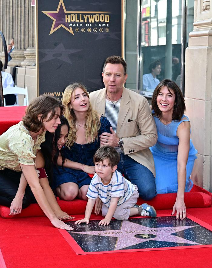 Clara McGregor, Jamyan McGregor, Anouk McGregor, Ewan McGregor und seine Frau, die US-Schauspielerin Mary Elizabeth Winstead (von links), Laurie McGregor im Vordergrund am Hollywood Walk of Fame Star