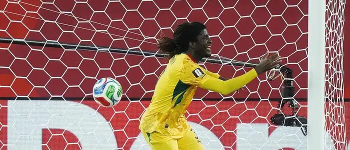 Caleb Yirenkyi dreht nach seinem Goldtor zum Jubeln ab