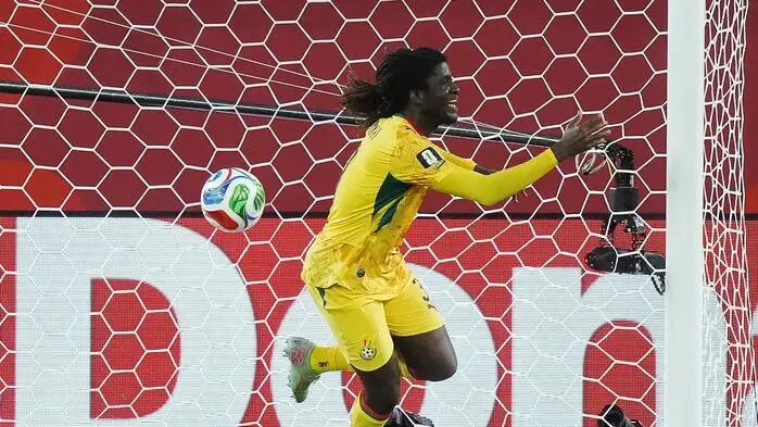 Caleb Yirenkyi dreht nach seinem Goldtor zum Jubeln ab