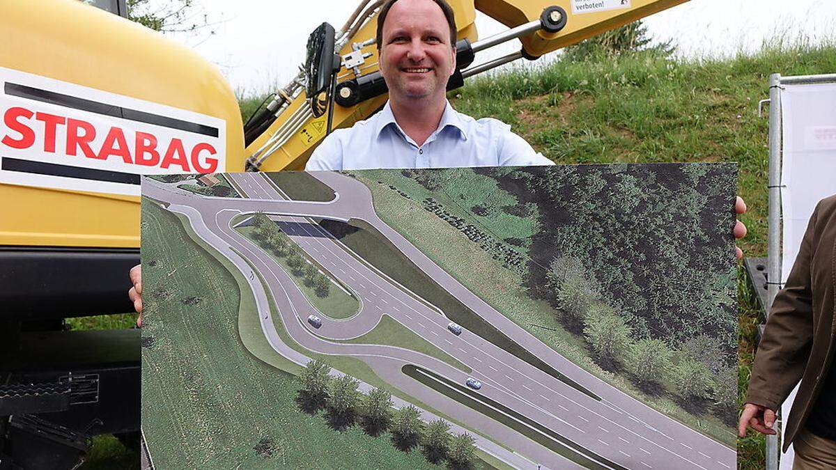 Gerd Holzer, Referent für Mobilität und Verkehr in Weiz, mit einer Ansicht der künftigen Anschlussstellen Weiz West