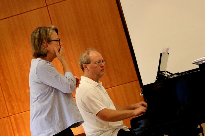 Die klassische Literatur konnten die Teilnehmer selbst aussuchen. Am Klavier werden sie von Vladimir Mlinarič und Irina Milivojevič begleitet.