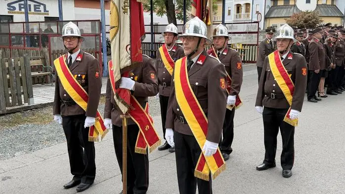 Den festlichen Auftakt bildeten eine feierliche Heilige Messe, die von Stadtpfarrer Franz Brei und Diakon Willi Brunner gemeinsam zelebriert wurde, sowie der Einmarsch der Fahnenabordnungen