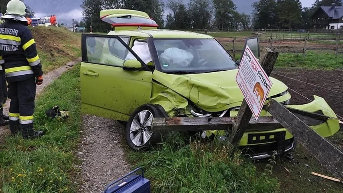 Weil es sich bei einem Fahrzeug um ein Elektroauto handelte, wurde ein doppelter Brandschutz errichtet 